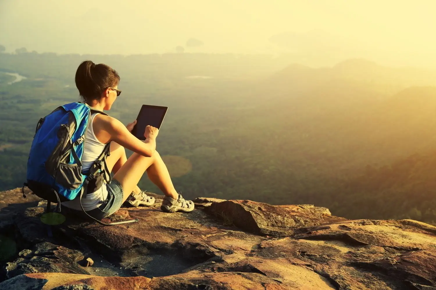 Selbst auf dem Berg können manche Menschen nicht von ihrem Tablet lassen. ⇥