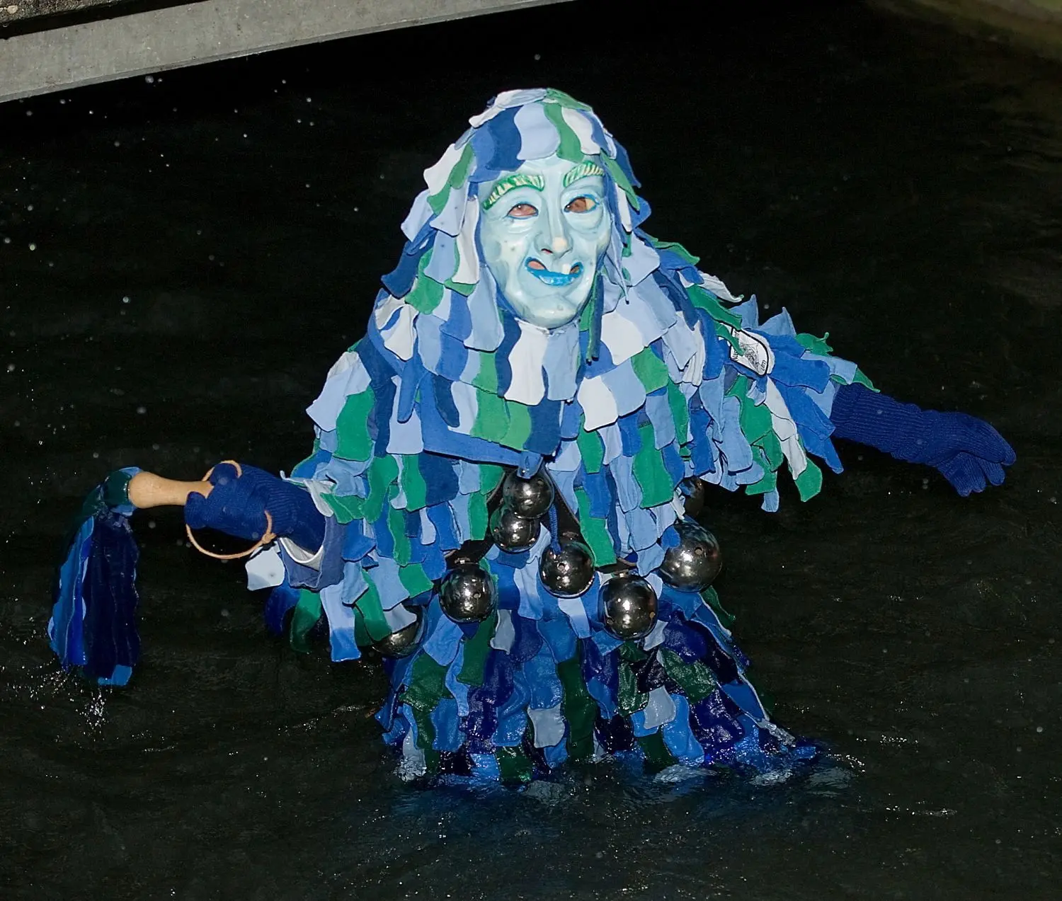 Der Gaugama-Schauspieler geht in vollem Häs, also im Kostüm, ins Wasser.