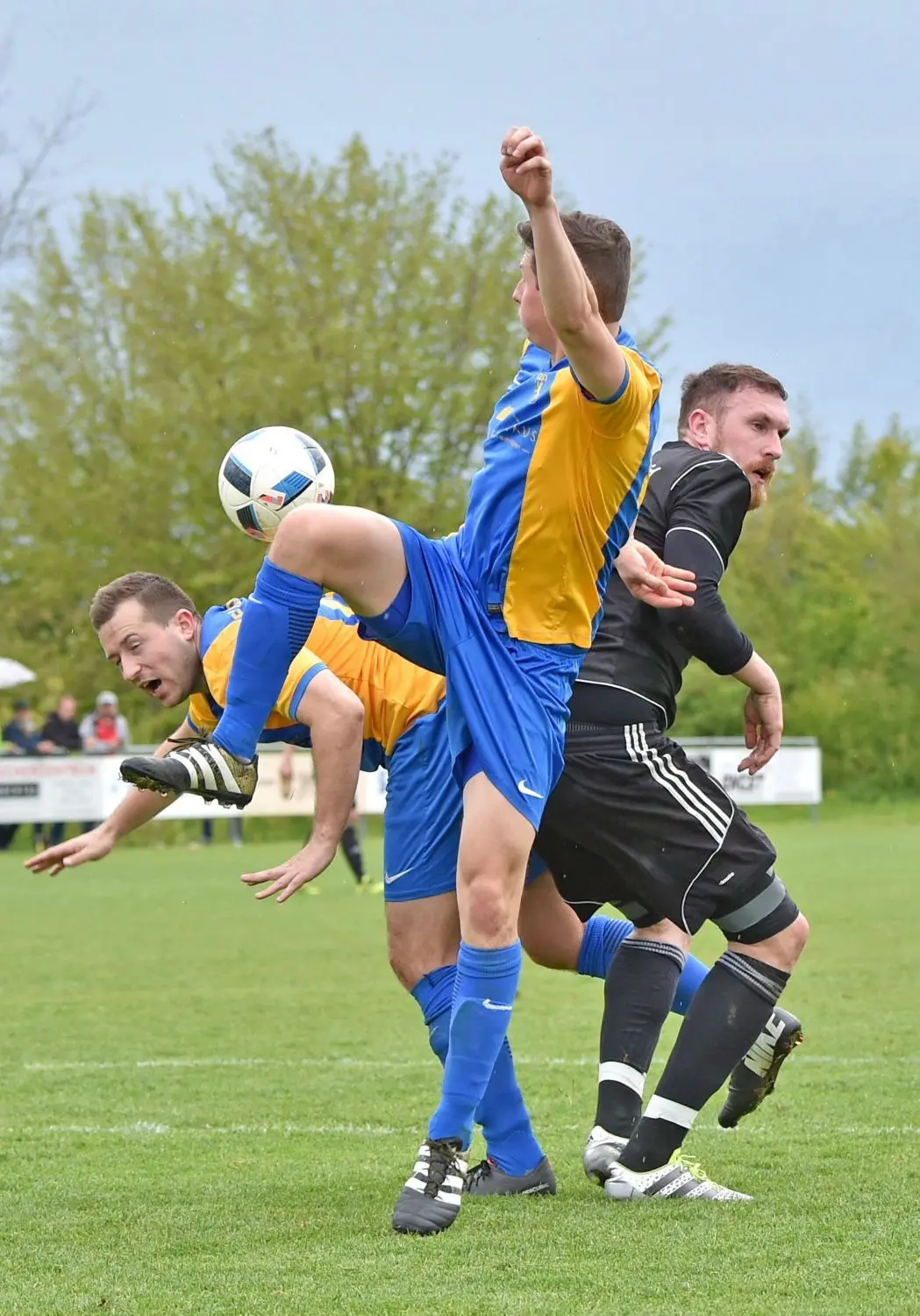 Einen schweren Stand hatte Michael Turkalj (re.) gegen die kompakte Defensive des FV Biberach um Abwehrchef Daniel Haberbosch (li.).