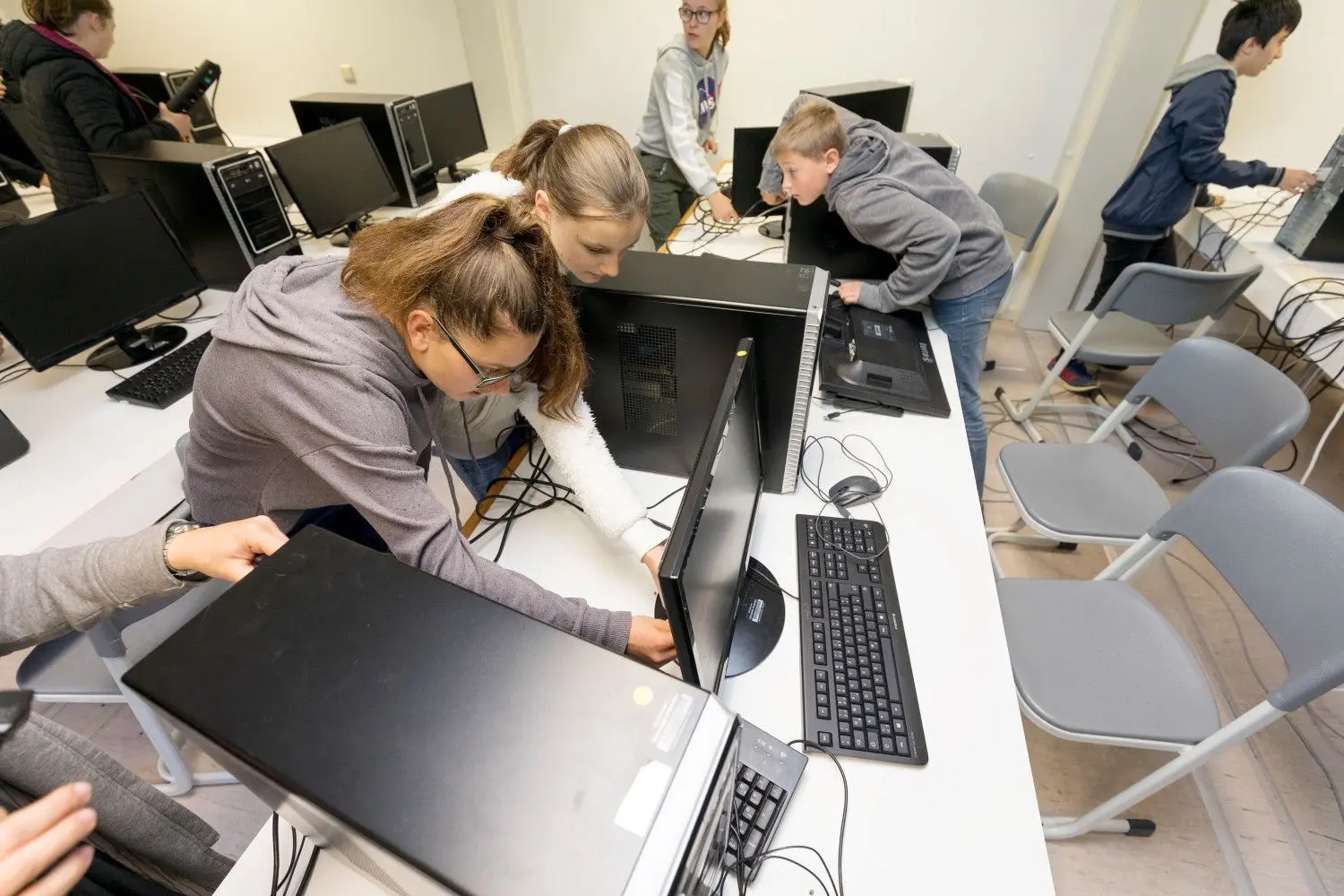 Wenn die neuen Rechner im Computerraum der Gemeinschaftsschule Lonetal miteinander verstöpselt werden sollen, ist das „Schülersache“.