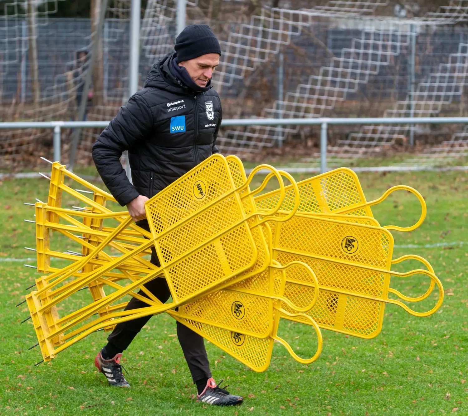 Beim Schleppen der Dummies: Trainer Thomas Wörle.