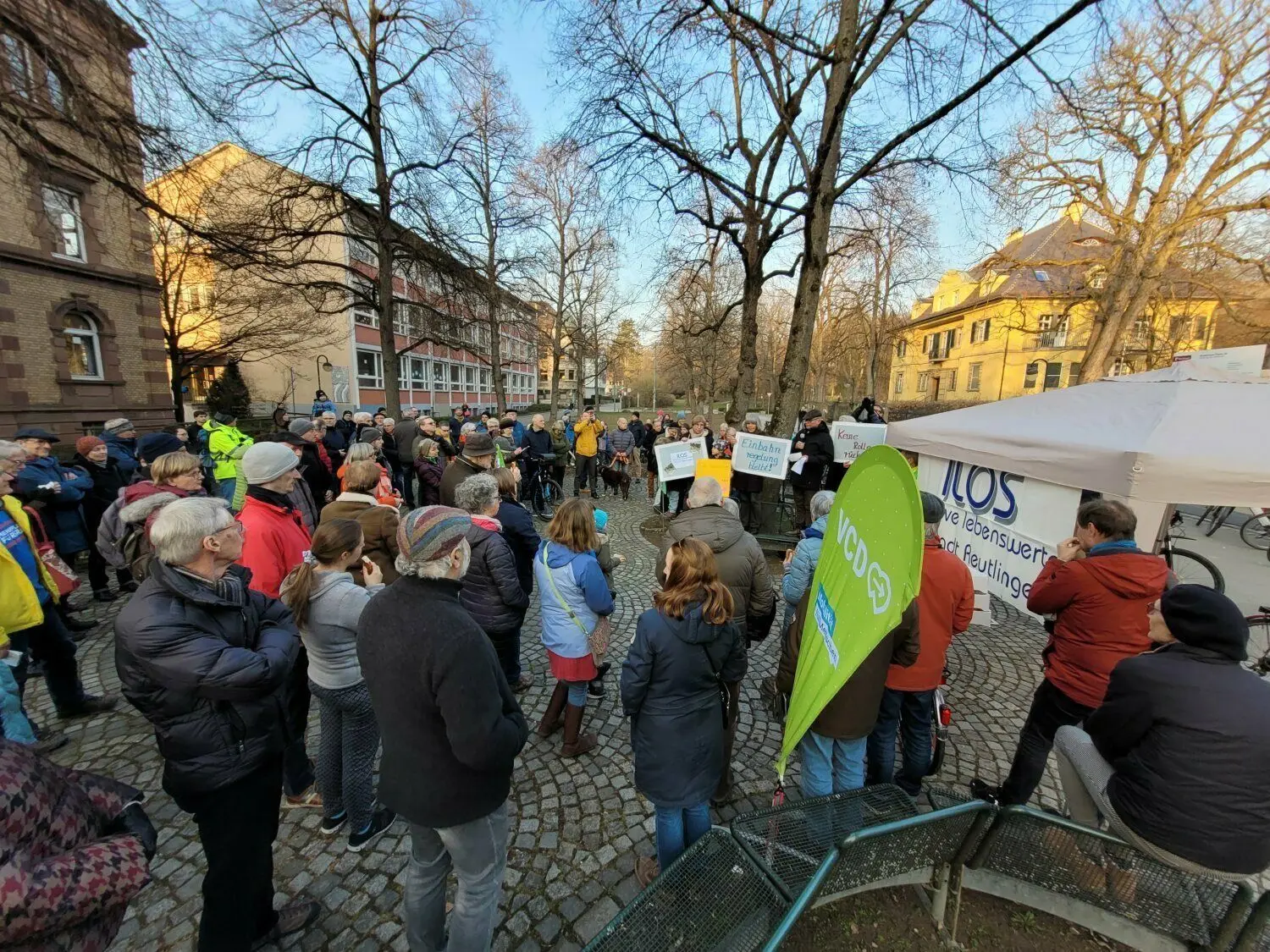 Rund 130 Personen kamen in der Charlottenstraße zusammen, um für den Erhalt der Einbahnstraßenregelung auf der Fahrradstraße zu werben.⇥