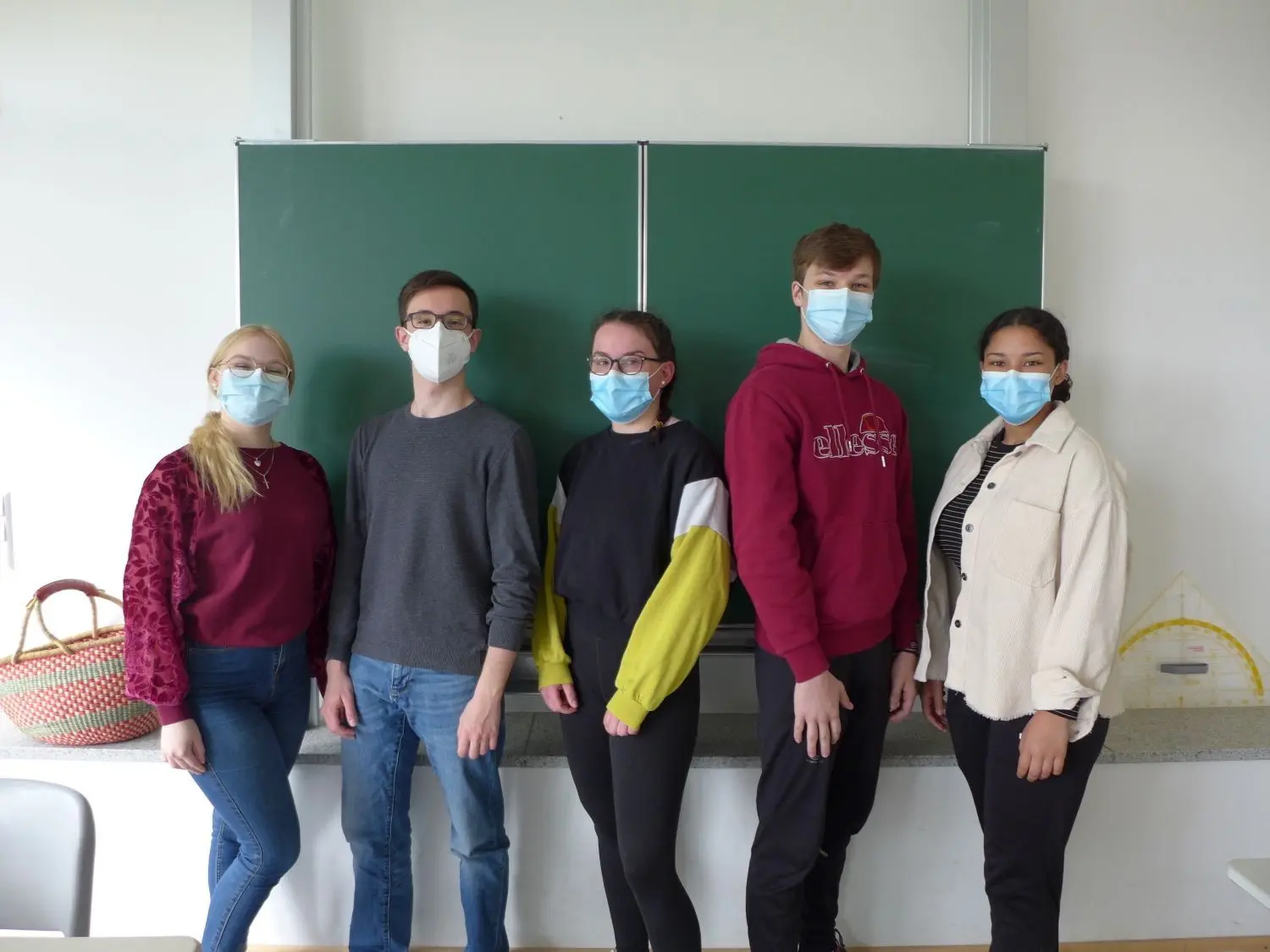Ein Quintett des städtischen Gymnasiums Hechingen gibt Auskunft zum Abiturmachen in der Pandemie (von links): Anita Straub, Christoph Kurz, Julia Pommerening, Moritz Koch und Vivian Sivonjic.⇥