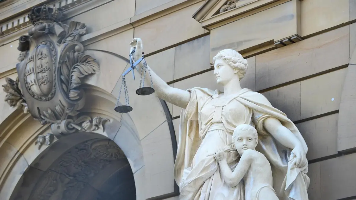 Im Landgericht Ulm wurden gestern die Urteile im Prozess um die Ursenwanger Gewalttat gesprochen. Die Hauptangeklagten müssen für sieben Jahre in Haft.⇥
Landgericht Amtsgericht Ulm Justizia