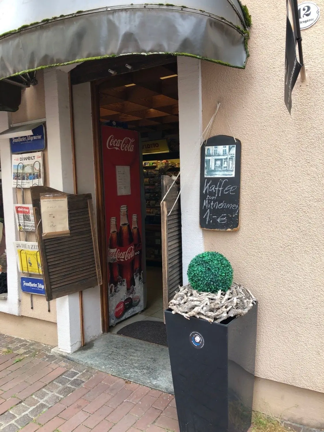 Die Schwingtür im Saloon-Stil ist Markenzeichen des Tabak-Lädle-Eingangs.
