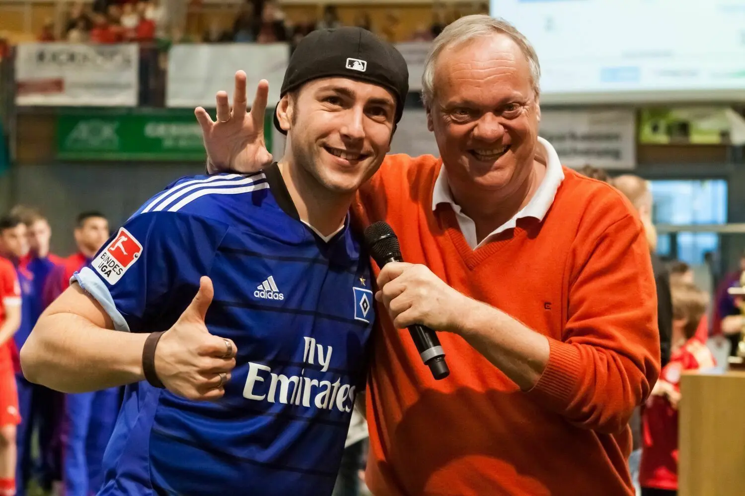 Rolf Töpperwien (rechts), langjähriger Sportreporter beim ZDF, kommentierte 2013 beim BWK-Arena-Cup einige Spiele mit Hallensprecher Danny „Pimp“ Jüngling. Dieses Jahr wird Jüngling am Mikrofon von Freddy Dihlmann unterstützt.⇥
