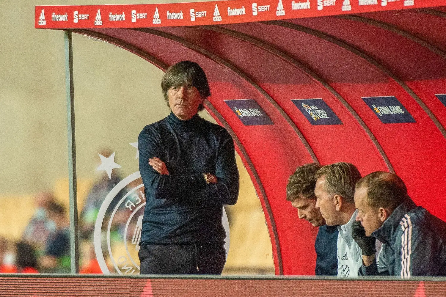 Steht nach der 0:6-Niederlage gegen Spanien mehr denn je in der Kritik: Fußball-Bundestrainer Joachim „Jogi“ Löw hier beim Blick auf den enttäuschenden Auftritt seiner deutschen Nationalspieler.⇥