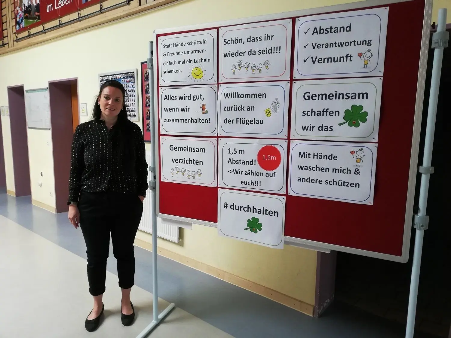 Die stellvertretende Schulleiterin Anja Brückner hat im Foyer der Realschule zur Flügelau eine große Hinweistafel aufgestellt. An den Corona-Regeln kommt in der Schule keiner vorbei. ⇥