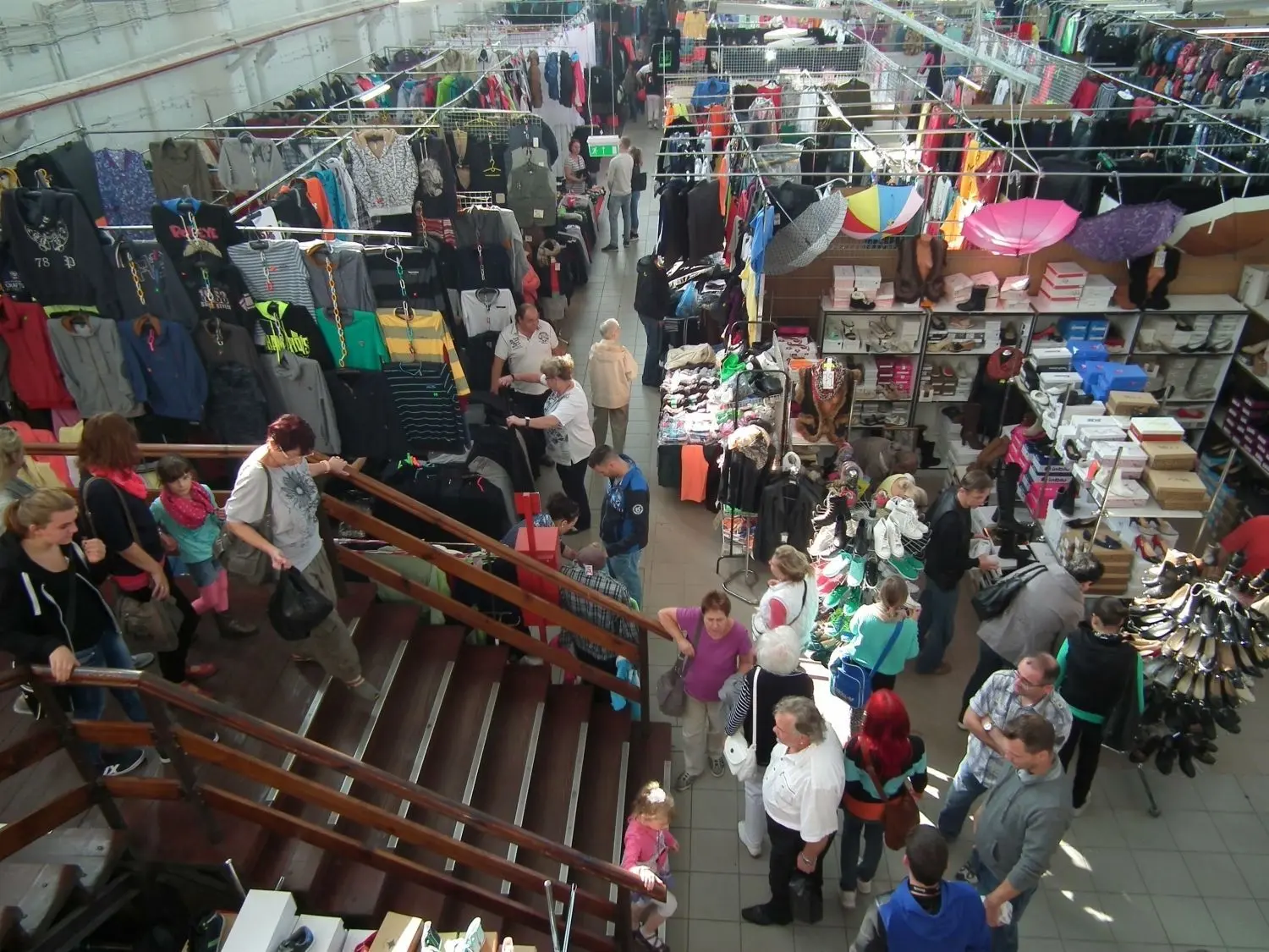 Polenmarkt in Hohenwutzen. Der Andrang von Kaufwilligen aus dem Westen in der überdachten Halle ist groß.⇥⇥