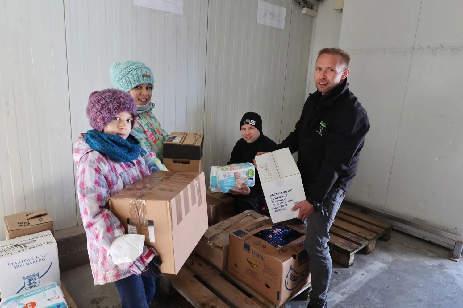 Simon Nowotni (rechts) und Martin Salzer (mit seinen Töchtern Sanja und Pia) haben in der einstigen Bäckerei eine Sammelstelle für Spenden für die Ukraine ins Leben gerufen.⇥
