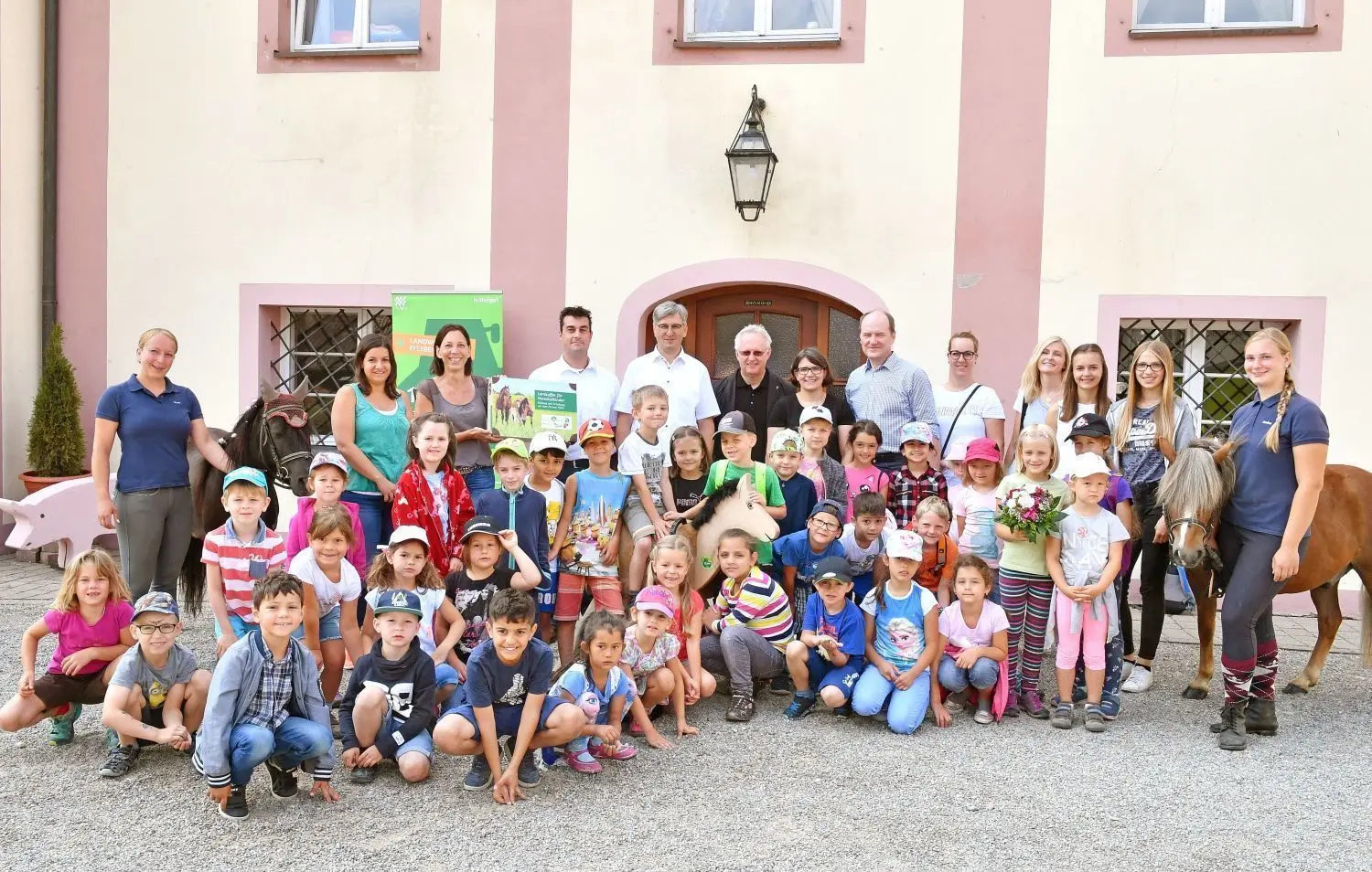 Gruppenbild mit Teilnehmern, Gästen und Ponys am Kanzleigebäude.