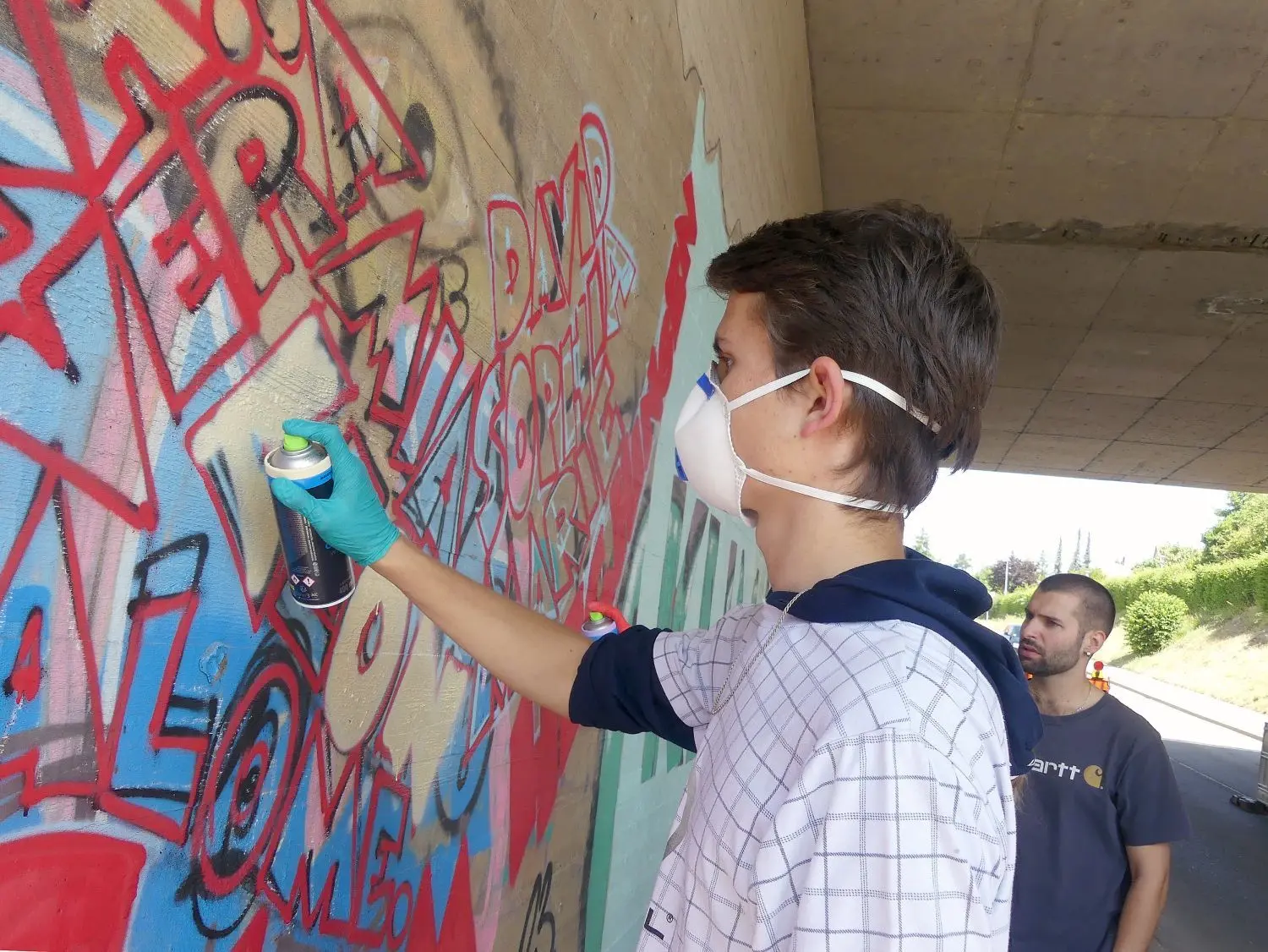 Unter Anleitung des versierten Graffiti-Künstlers Robin Bliestle (rechts) machten sich die Schüler und Schülerinnen ans Werk.