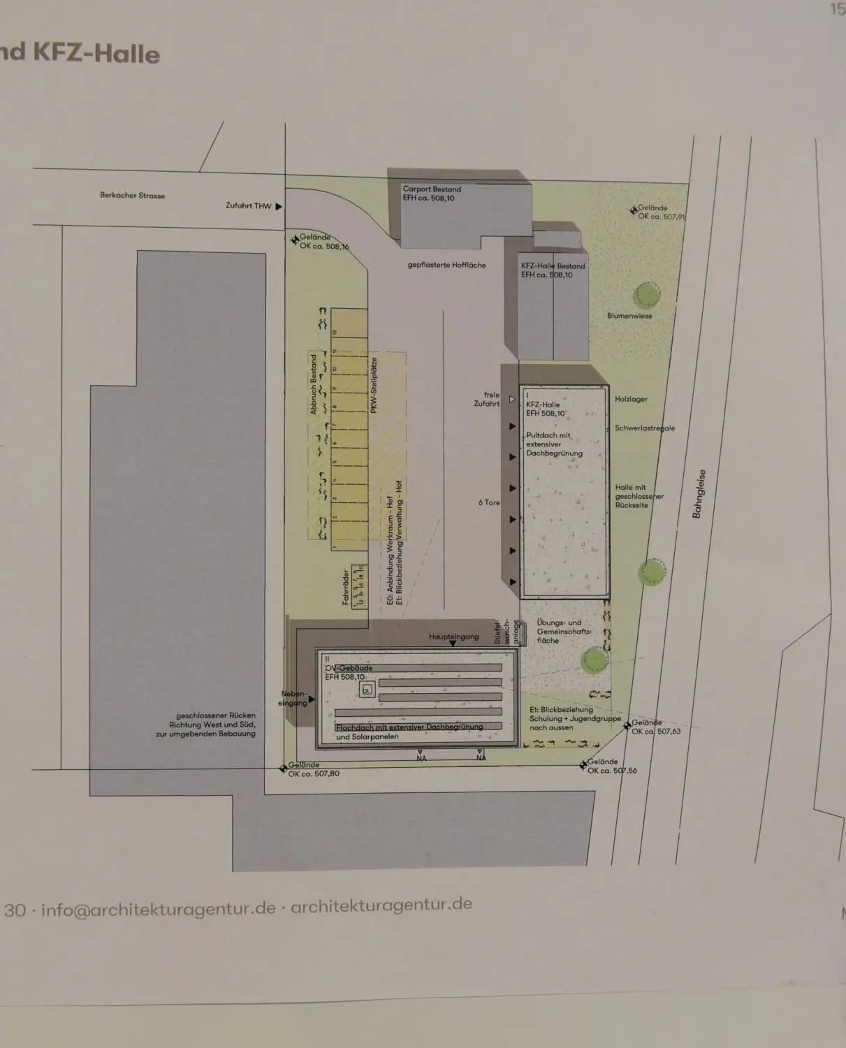 Plan von 2015: Das Bürogebäude in Gelb soll Parkplätzen weichen und ein neues im Süden gebaut werden. Neben der bestehenden Halle soll südlich eine höhere entstehen.
