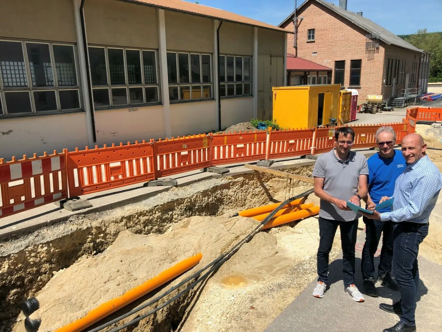 Die Arbeiten an der neuen Gasübergabestation in Blaubeuren haben begonnen: Markus Späth, Günter Geffert und Diego Maroli von den TWB.