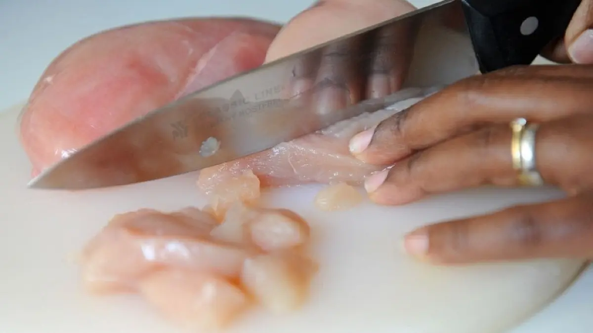 Bei der Zubereitung des Fleischs könnten resistente Keime durch Lücken bei der Küchenhygiene in den menschlichen Körper gelangen.
ARCHIV - 11.01.2012, München: Eine Frau schneidet Streifen von einem Hühnerbrustfilet. (zu dpa "Deutsche essen immer mehr Geflügel - und weniger Schweinefleisch" vom 26.03.2019) Foto: Andreas Gebert/dpa +++ dpa-Bildfunk +++