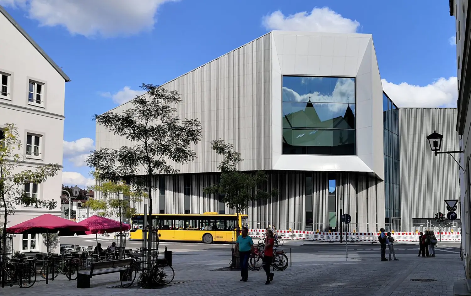 Im Juni wurde das Museum der Bayerischen Geschichte in Regensburg eröffnet. Die Fassade aus Keramik-Paneelen stammt aus Ilshofen und wurde 2018 fertiggestellt.⇥