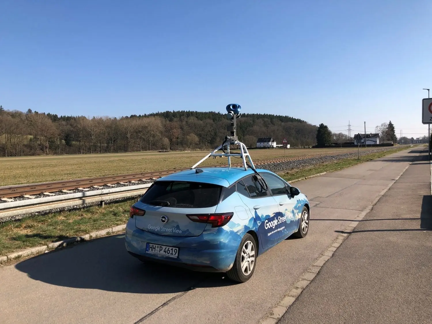 Der Moment aus der anderen Perspektive: Der Autor dieses Artikels fotografiert das Google-Auto, als es ihn fotografiert.