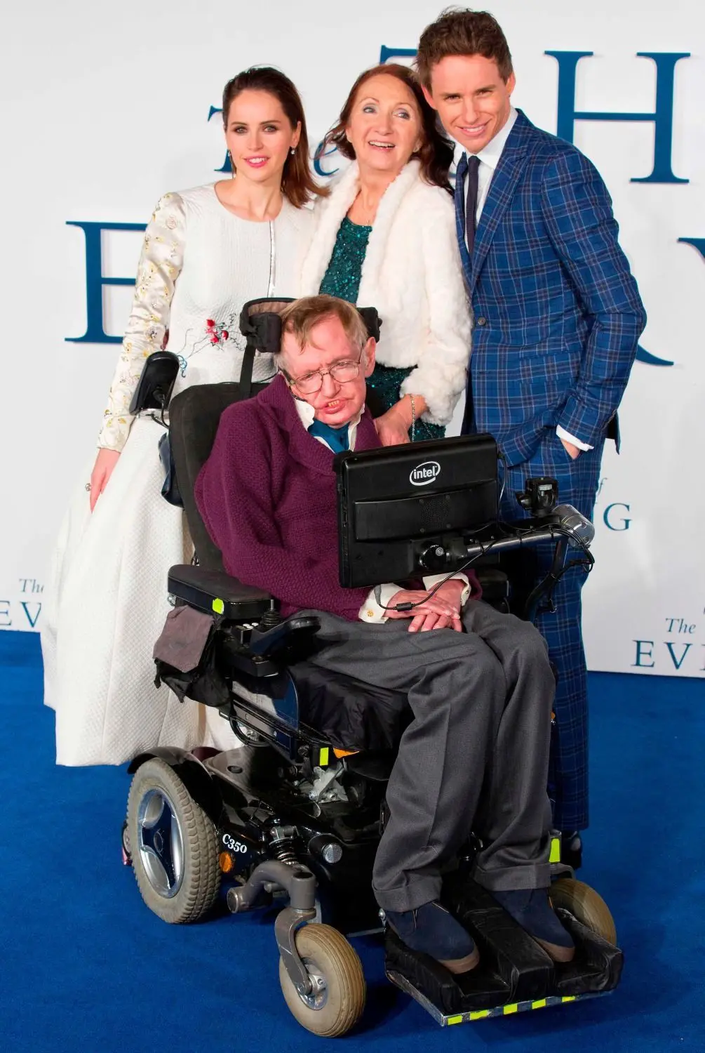 Rechts: Hawking im Dezember 2014 mit seiner Exfrau Jane zwischen den Schauspielern Felicity Jones und Eddie Redmayne. ⇥ Unten: Ein Ausflug im Jahr 2007 in die Schwerelosigkeit. ⇥