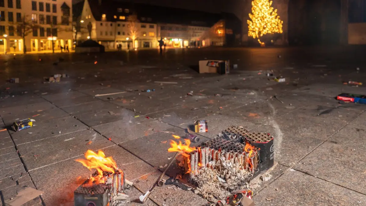 Auf dem Münsterplatz hatten die Reinigungskräfte viel zu tun.
Silvester: Feuerwerk, Feiern, Polizeieinsätze