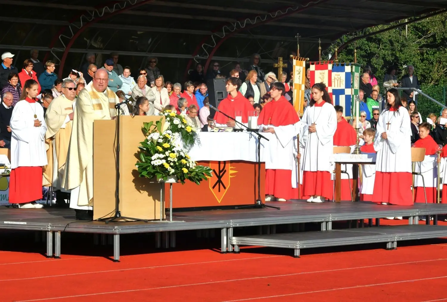 Stadtpfarrer Harald Gehrig und Feldkurat Franz Glaser zelebrierten den Feldgottesdienst im Ehinger Stadion.