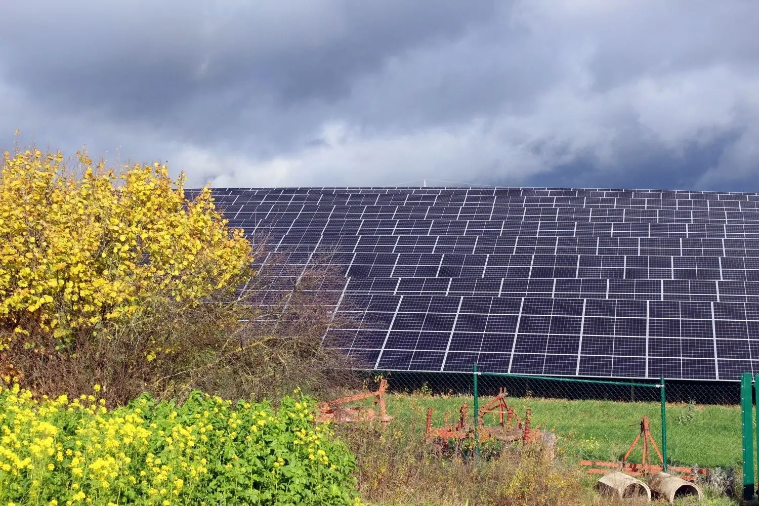 Das Land Baden-Württemberg hat sich zum Ziel gesetzt, bis zum Jahr 2040 klimaneutral zu werden. Voraussetzung hierfür ist der deutliche Ausbau regenerativer Energiequellen wie Windkraft und Solarenergie. ⇥