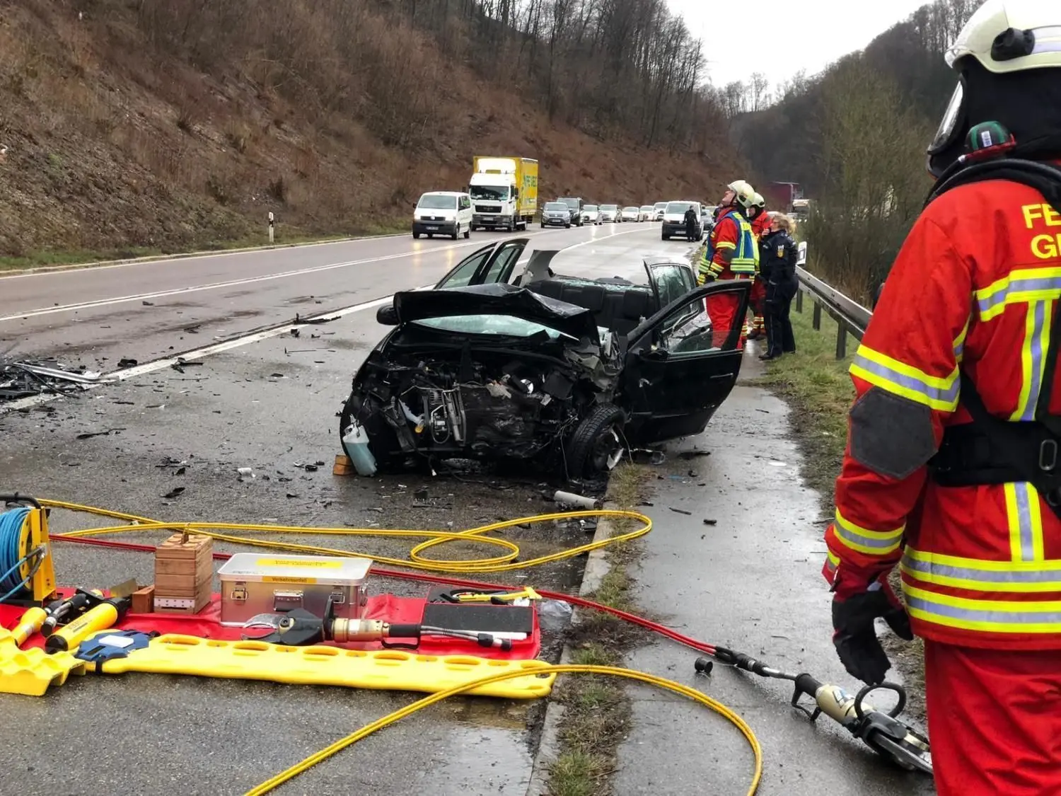 Die Einsatzkräfte haben auf der Geislinger Steige alle Hände voll zu tun.