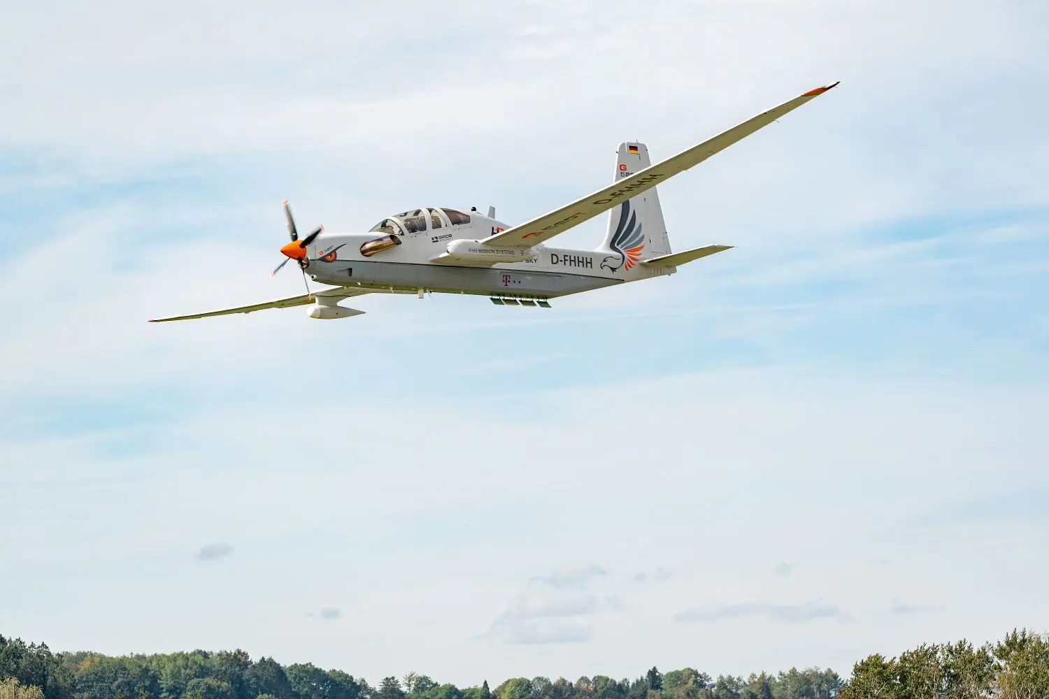 HANDOUT - 09.10.2020, Bayern, Tussenhausen-Mattsies: Ein mit Antennen ausgerüstetes, ferngesteuertes Flugzeug startet zu einem Test, bei dem es als Mobilfunkstation eingesetzt wird. Die Deutsche Telekom hatte zusammen mit dem britischen Start Up Unternehmen Stratospheric Platforms Limited (SPL) das Flugzeug der Firma Grob Aircraft SE als fliegende Mobilfunkstation getestet. Foto: Wolfram Scheible/Telekom/dpa - ACHTUNG: Nur zur redaktionellen Verwendung im Zusammenhang mit der aktuellen Berichterstattung und nur mit vollständiger Nennung des vorstehenden Credits +++ dpa-Bildfunk +++⇥