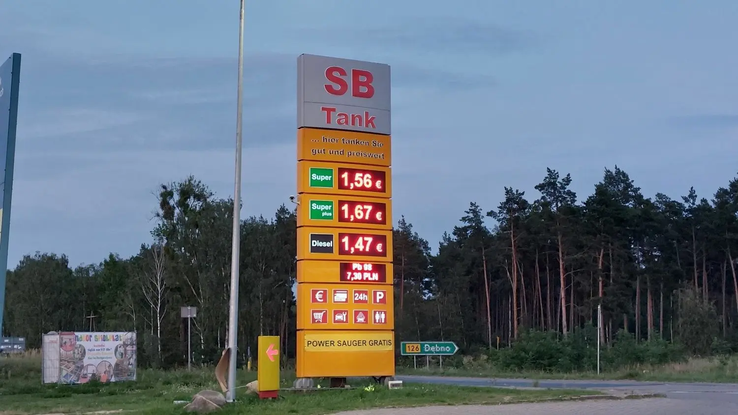 Preisanzeige einer Tankstelle am Polenmarkt Hohenwutzen. Hierher kommen viele zum Tanken.⇥