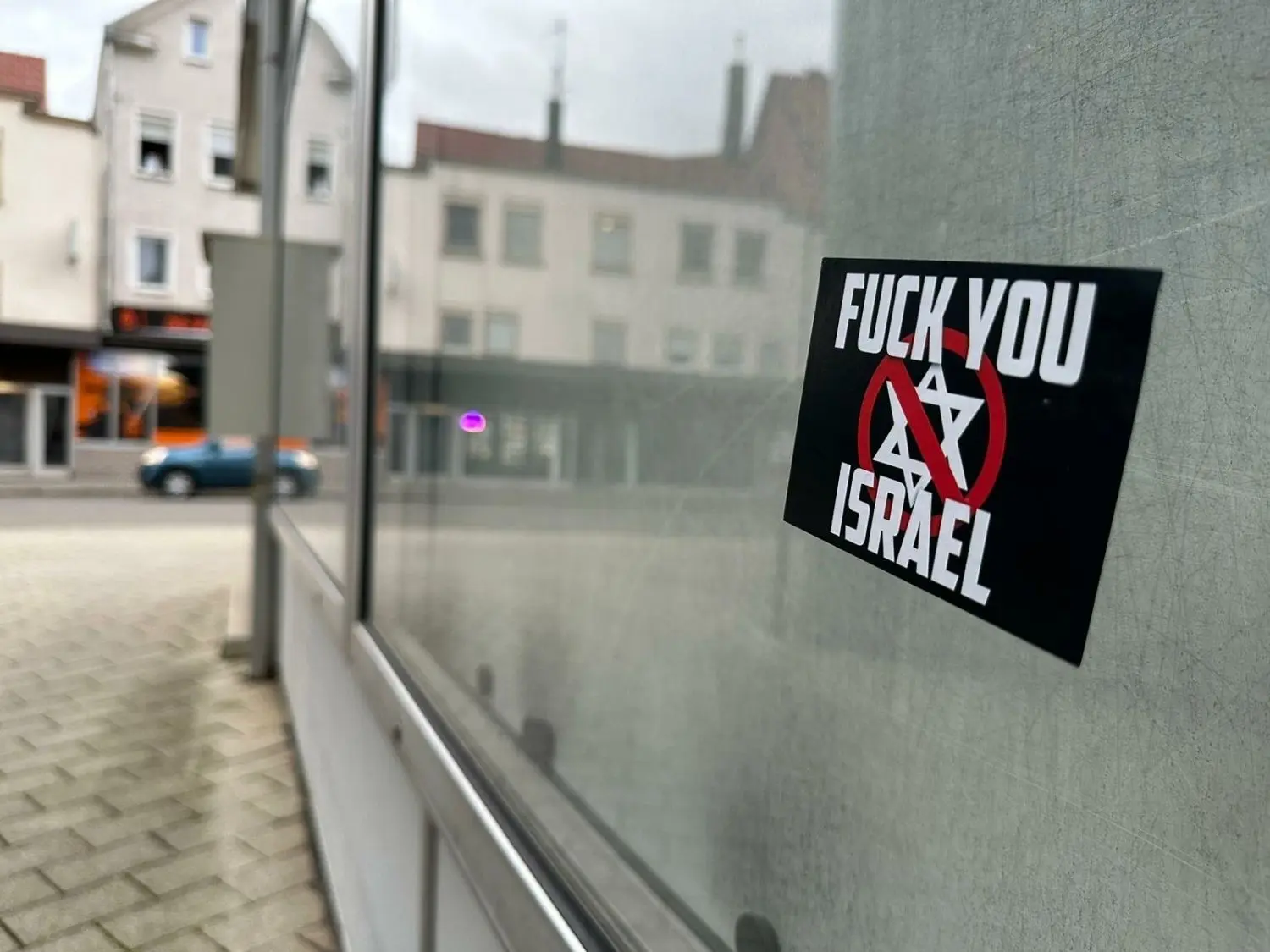 Dieser Aufkleber mit antisemitischem Inhalt wurde in Reutlingen in der Albstraße verbreitet. Aufkleber mit identischem Motiv werden in einem Onlineshop vertrieben, der zweifellos rechtsextreme Bezüge aufweist.⇥