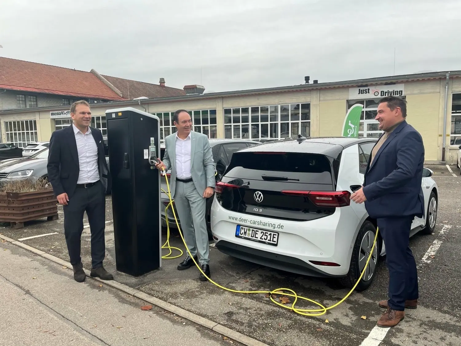 Motorworld-Geschäftsführer Micha Patrick Hagel, „deer“-Chef  Horst Graef und Erster Bürgermeister Patrick Hubertz (von links) üben sich im E-Car-Laden.⇥