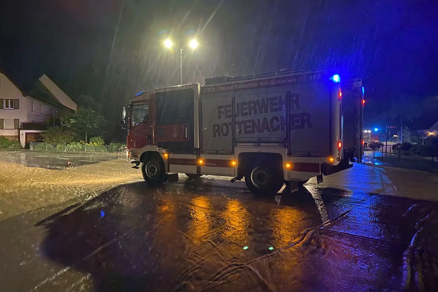 Oberstadion, am Haus der Vereine, gegen 22 Uhr: Das Wasser steigt nach wie vor.