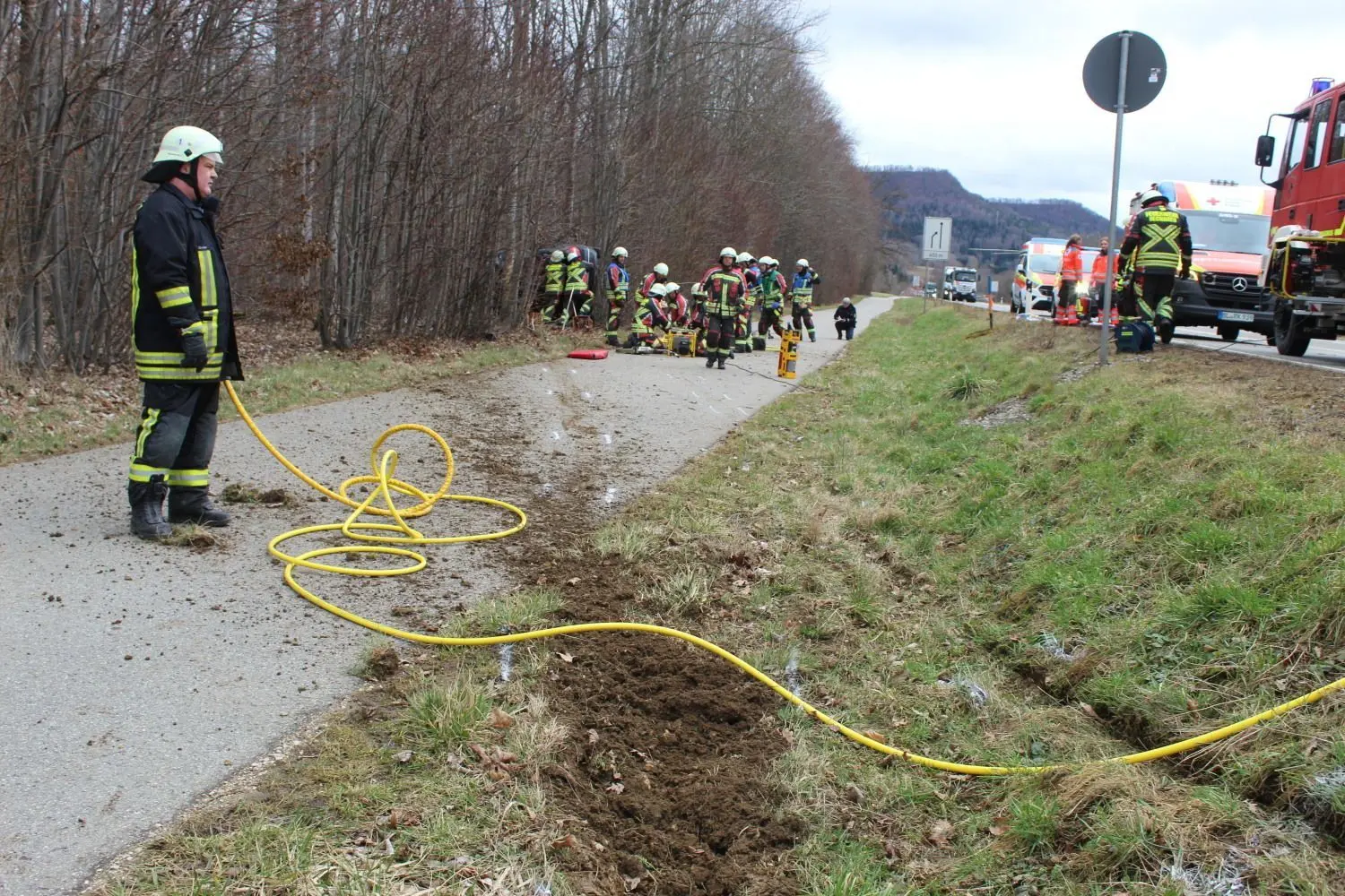 Die Spur, die der von der dreispurigen Fahrbahn abgekommene Mercedes gezogen hat.