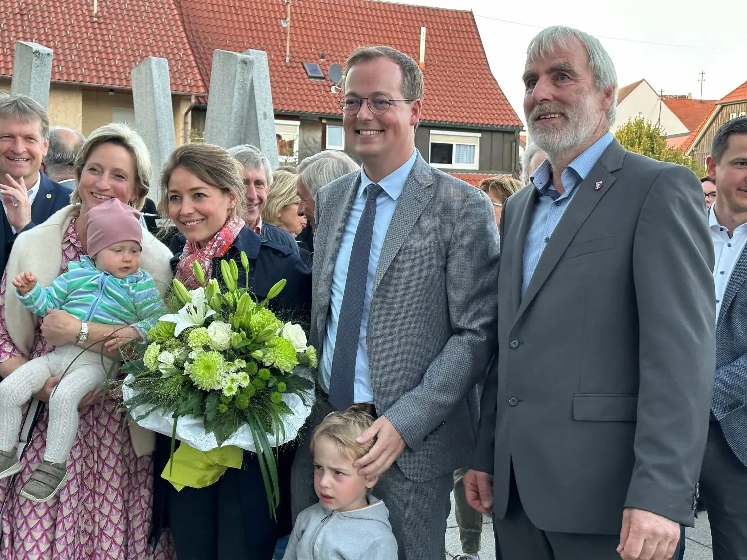 Frank Schroft wurde wieder gewählt – und zwar von 93,21 Prozent der wahlberechtigten Bürgerinnen und Bürger. Das zauberte ihm ein breites Grinsen ins Gesicht. Ebenfalls erfreulich war, dass sich in Wirtschaftsministerin Nicole Hoffmeister-Kraut eine Babysitterin für Töchterchen Laetitia fand. ⇥