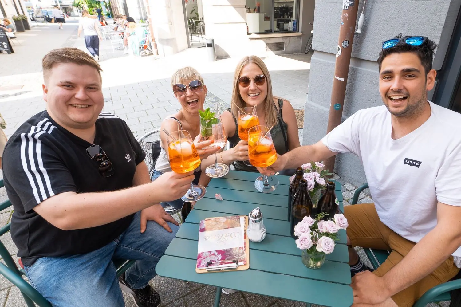 Jetzt erstmal aufs tolle Wetter anstoßen! Pfingsten zeigte sich in Ulm frühsommerlich. ⇥