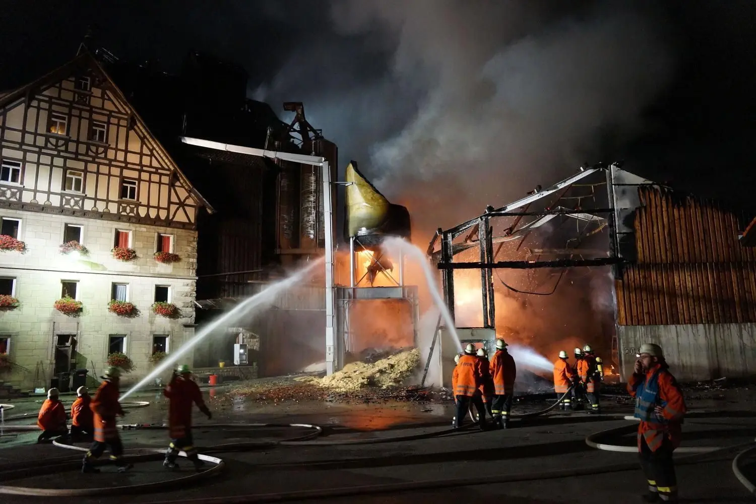 Auf den Mühlenbrand folgte ein großes Fischsterben in der Jagst. Jetzt wird in Langenburg ein Prozess gegen einen Mann geführt, der für das Feuer verantwortlich sein soll.
