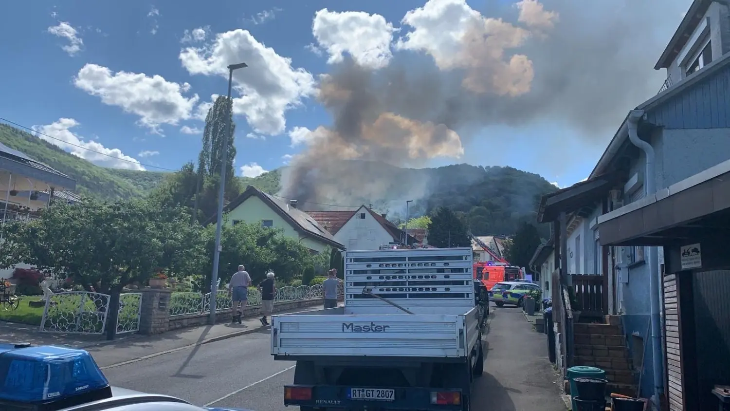 Derzeit sind über 50 Einsatzkräfte vor Ort, die versuchen den Brand einzudämmen.