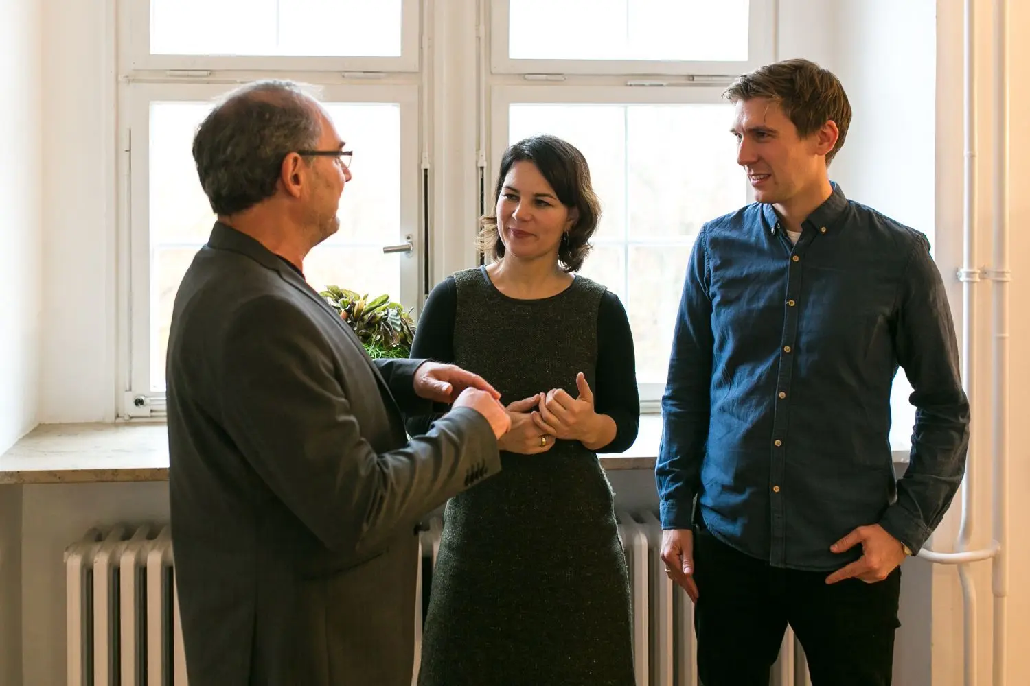 Annalena Baerbock im Gespräch mit HT-Redaktionsleiter Andreas Harthan (links) und redakteur Sebastian Unbehauen.