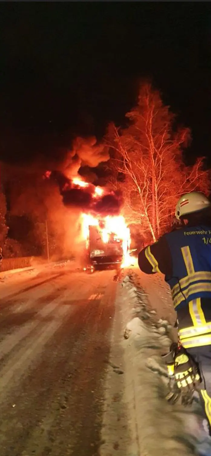 Lichterloh brannte am frühen Dienstagmorgen ein Lastwagen in der Neuen Rottenburger Straße in Hechingen. Die Feuerwehr Hechingen löschte.