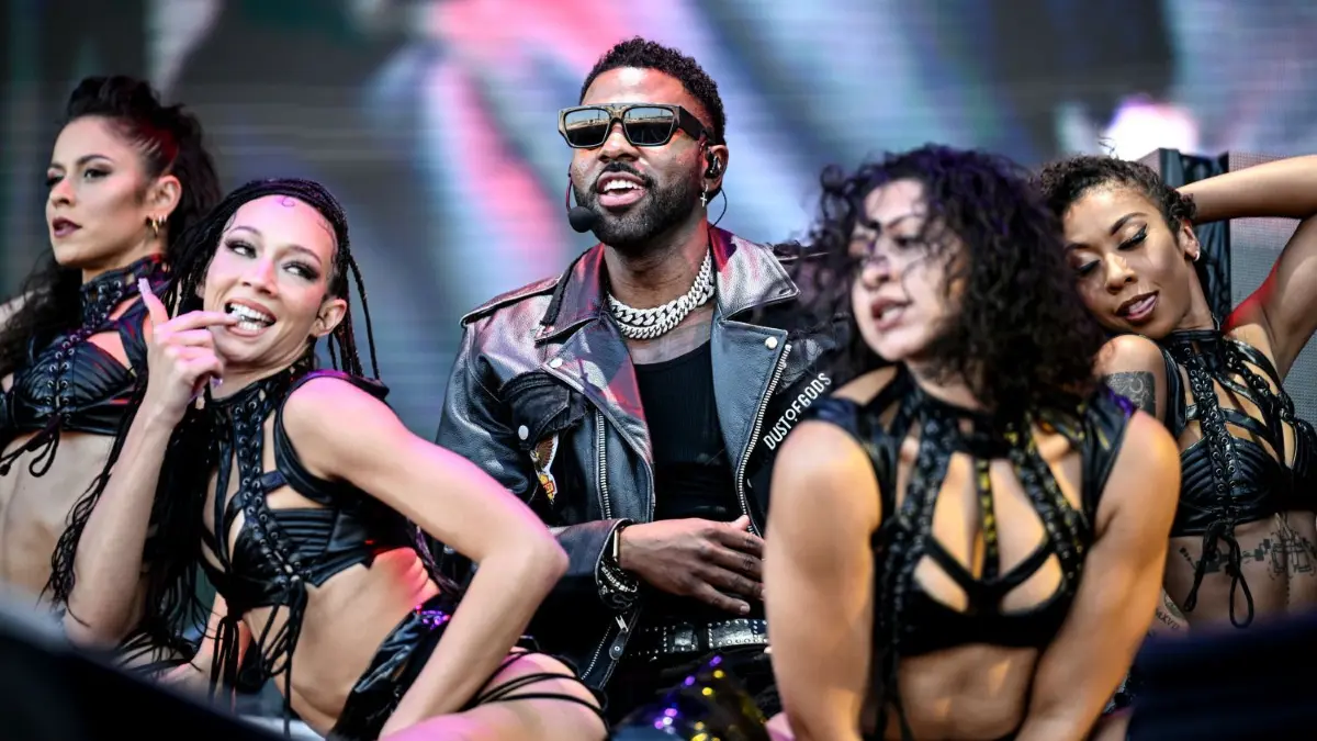 Zuletzt stand der US-amerikanische Sänger Jason Derulo auch beim Lollapalooza Festival Berlin in Deutschland auf der Bühne. Nächstes Jahr kommt er zurück mit einer eigenen Tour.
10.09.2023, Berlin: Der US-amerikanische Sänger Jason Derulo steht mit Tänzerinnen beim Lollapalooza Festival Berlin auf dem Gelände des Olympiastadions auf der Bühne. Foto: Britta Pedersen/dpa +++ dpa-Bildfunk +++