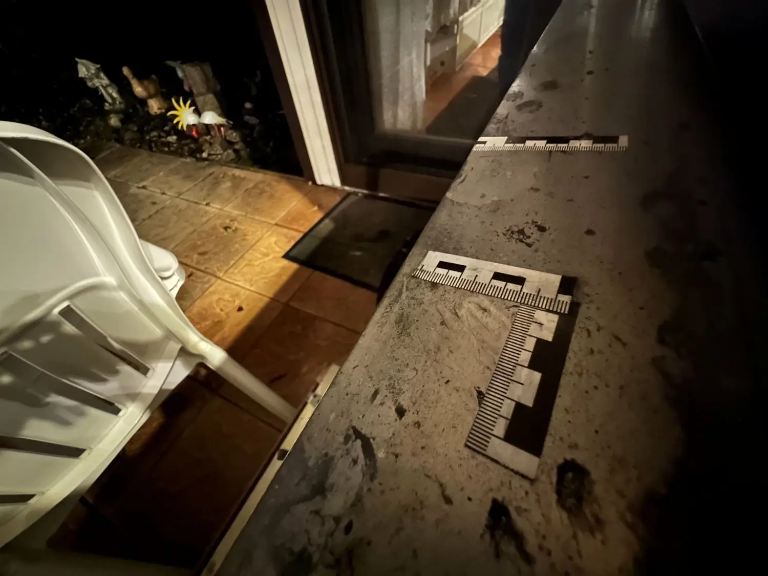 Am frühen Abend geschah es: Die Einbrecher stiegen über das Fenster in das Haus ein und flüchteten, als die Familie zurückkam. Die Polizei sicherte alle Spuren, wie hier etwa auf der Terasse und dem Fenstersims, und wertet diese derzeit aus. ⇥