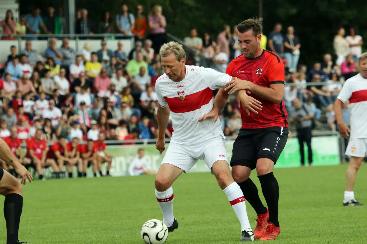 Guido Buchwald hat es immer noch drauf: Der 62 Jahre alte Weltmeister von 1990 kickt noch regelmäßig in der Traditionsmannschaft des VfB Stuttgart mit.⇥