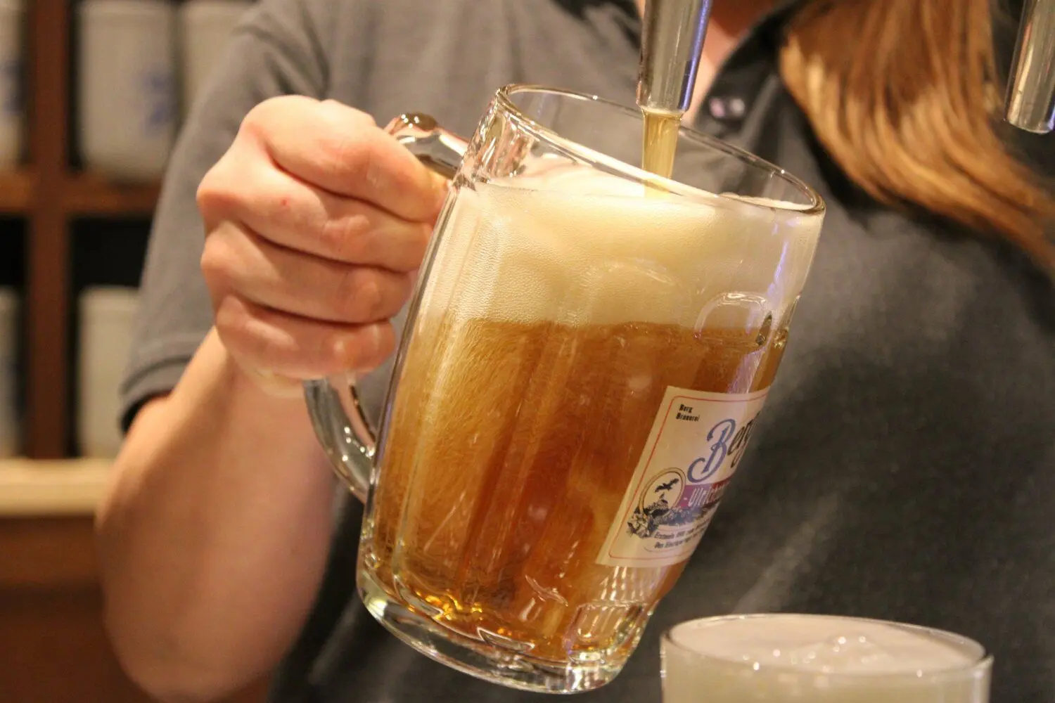 Ein Ulrichsbier. Die Berg Brauerei verkauft jetzt auch immer mehr alkoholfreies Bier und Radler.