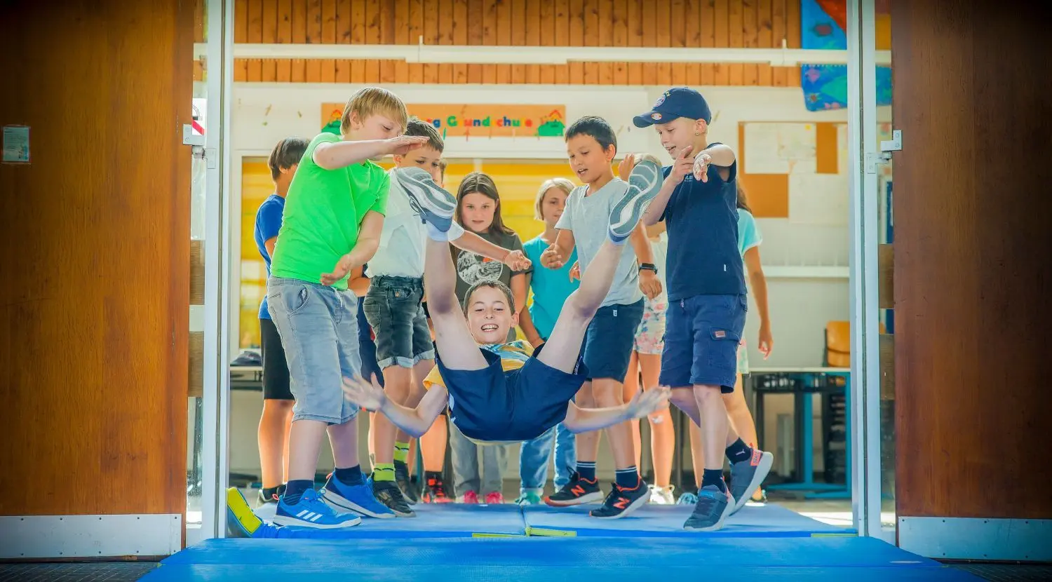Ein Abschied voller Tränen? Das muss nicht sein. In Mähringen werden die Viertklässler am letzten Schultag aus der Schule geworfen – und alle haben ihren Spaß.