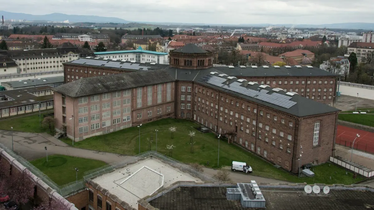 In der Justizvollzugsanstalt in Freiburg sind 57 Sicherungsverwahrte untergebracht. Manche hoffen auf einen freien Zugang ins Internet. ⇥
Die Übersichtsaufnahme zeigt die Justizvollzugsanstalt in Freiburg. Vier Menschen standen bis Freitag vor Gericht, weil sie unter anderem mit Drogen in dem Gefängnis gehandelt haben sollen. (zu dpa «Haft- und Geldstrafen im Prozess um Drogenhandel in JVA») +++ dpa-Bildfunk +++
