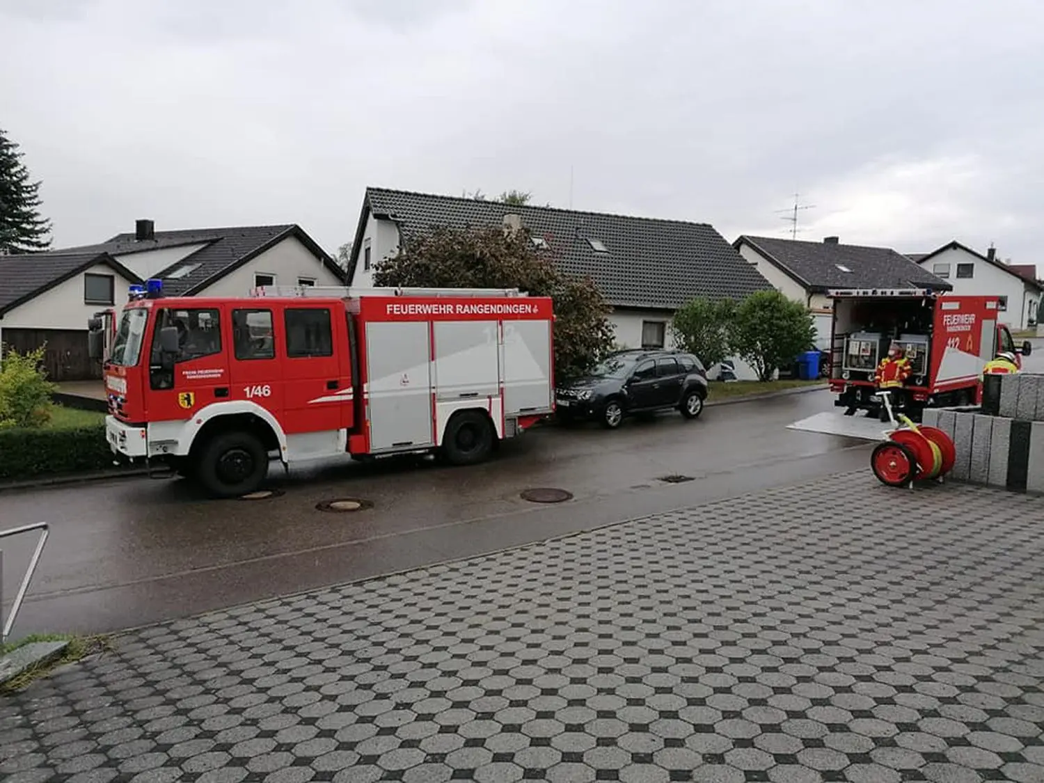 Die Rangendinger Feuerwehr am Montagmittag beim Unwettereinsatz in Bietenhausen.