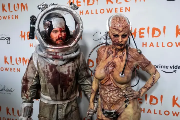 Krasses Cyborg-Outfit: Heidi als nackter Alien und Tom Kaulitz als Astronaut auf der Party