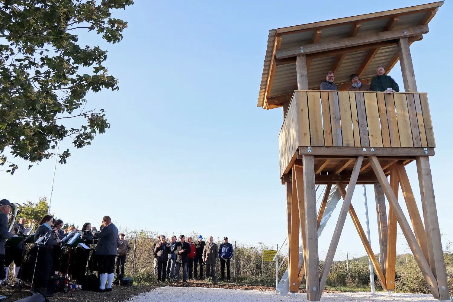 Bürgermeister Mike Münzing, Ortsvorsteherin Sabine Ruopp und Dr. Dietmar Götze vom Bundesforst weihten die neue Aussichtsplattform oberhalb von Magolsheim ein.⇥