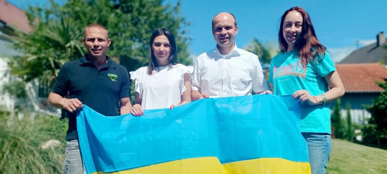 100 Tage „Ermstal hilft“: Simon Nowotni (links) und Martin Salzer hoffen auf weitere Unterstützung. Olga (rechts) und Julia haben Jobs in der Region gefunden.⇥