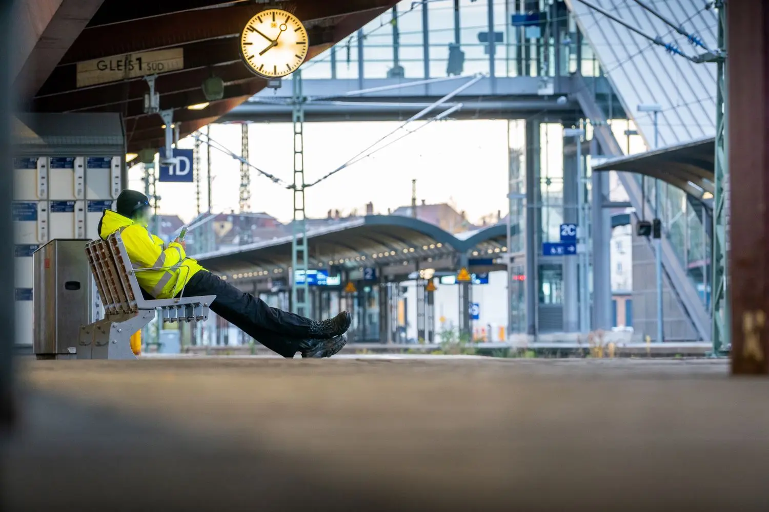 Der Ulmer Hauptbahnhof war zur morgendlichen Hauptverkehrszeit fast menschenleer.