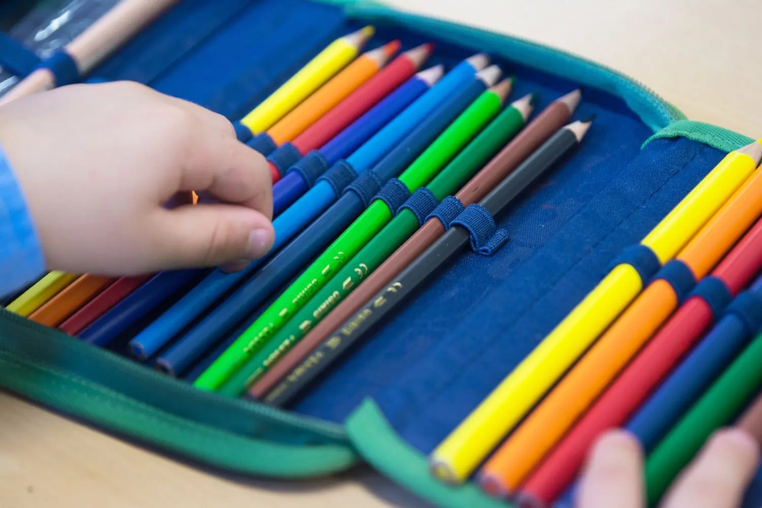 Alle Farben des Regenbogens: Das Malen mit dünnen Stifte schult die Feinmotorik und ist ideal zur Vorbereitung auf das Schreibenlernen.